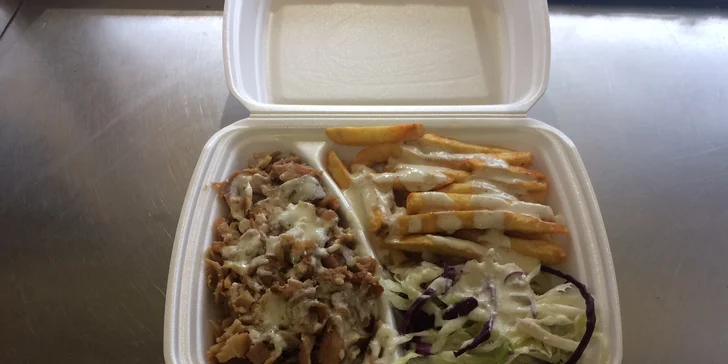 Kebab talíř je s kuřecím masem a hranolky. 