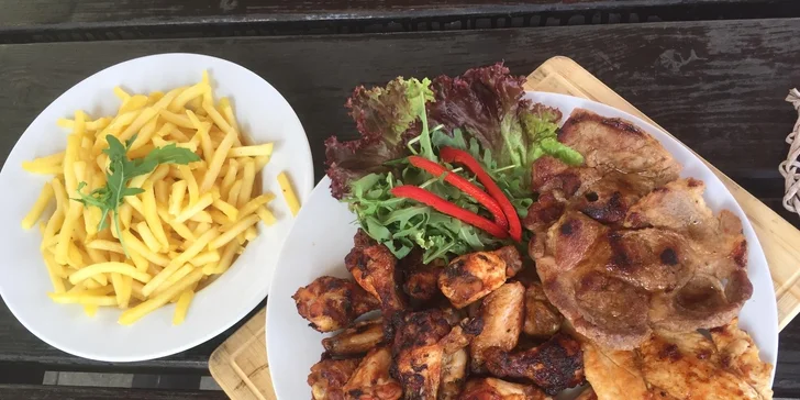 Pořádná hostina pro partu přátel: 1,6 kg vepřového a kuřecího masa, hranolky