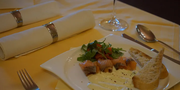 Předkrm a medailonky z vepřové panenky nebo pštrosí steak s hříbkovou omáčkou pro dva
