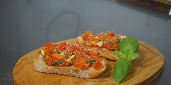 Předkrm a medailonky z vepřové panenky nebo pštrosí steak s hříbkovou omáčkou pro dva