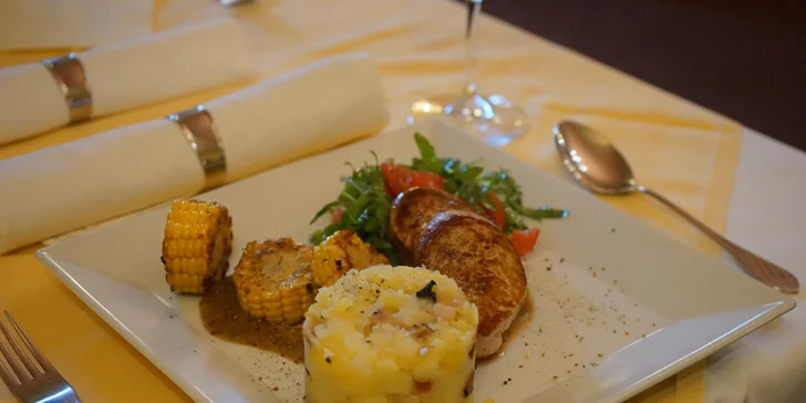 Předkrm a medailonky z vepřové panenky nebo pštrosí steak s hříbkovou omáčkou pro dva