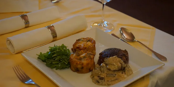 Předkrm a medailonky z vepřové panenky nebo pštrosí steak s hříbkovou omáčkou pro dva