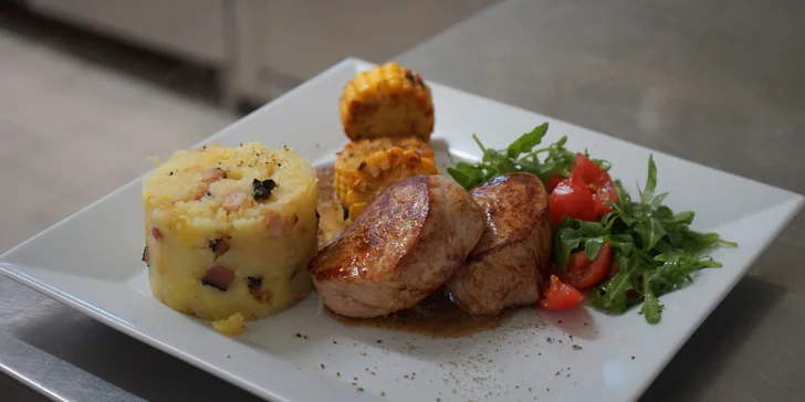 Předkrm a medailonky z vepřové panenky nebo pštrosí steak s hříbkovou omáčkou pro dva