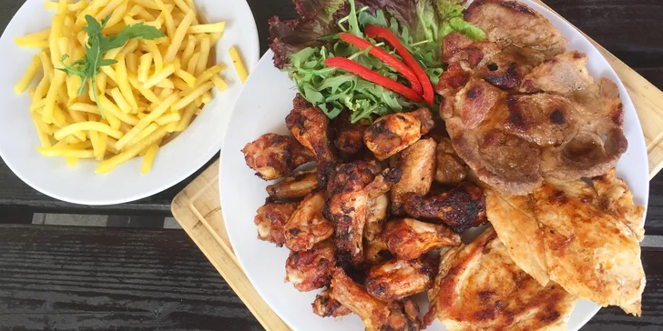 Pořádná hostina pro partu přátel: 1,6 kg vepřového a kuřecího masa, hranolky