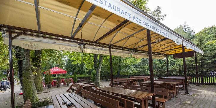 Pořádná porce: masové prkno o váze 2,2 kg, chleba a přílohy pro 2–4 osoby