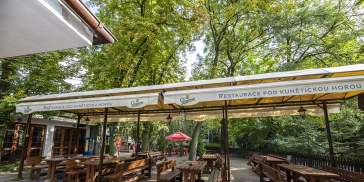 Pořádná porce: masové prkno o váze 2,2 kg, chleba a přílohy pro 2–4 osoby