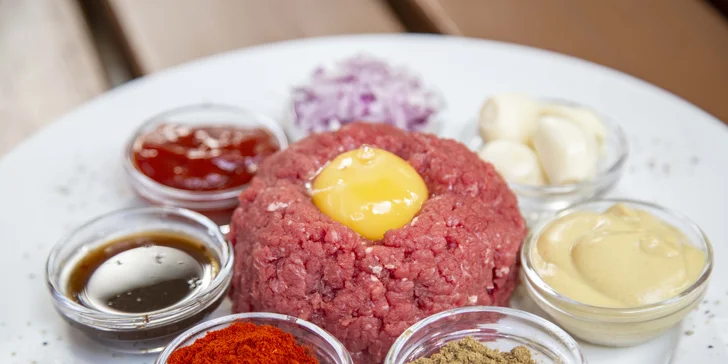 Milovník masa zajásá: 200 nebo 500 g tatarského bifteku z mladého býčka a dozlatova opečené topinky