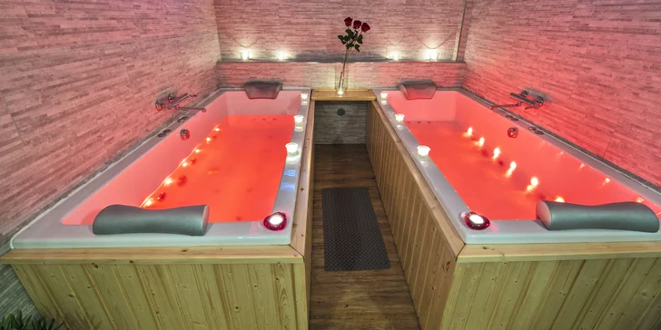 Romantika v privátním wellness se saunou, vířivkami a lahví vína pro dva
