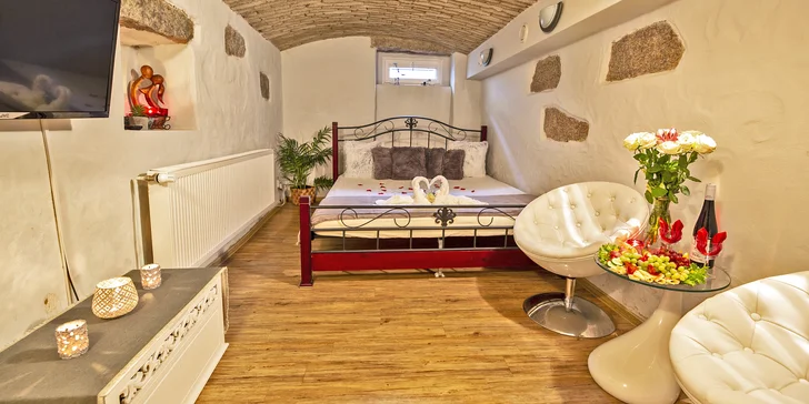 Romantická noc ve wellness: sauna, vířivky, vybavený obývací pokoj i terasa s posezením