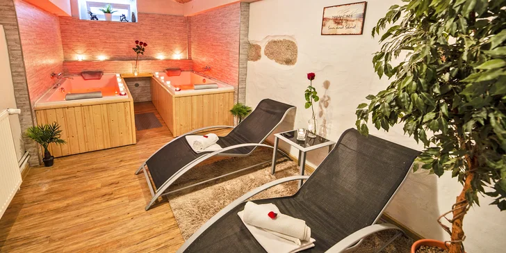 Romantika v privátním wellness se saunou, vířivkami a lahví vína pro dva