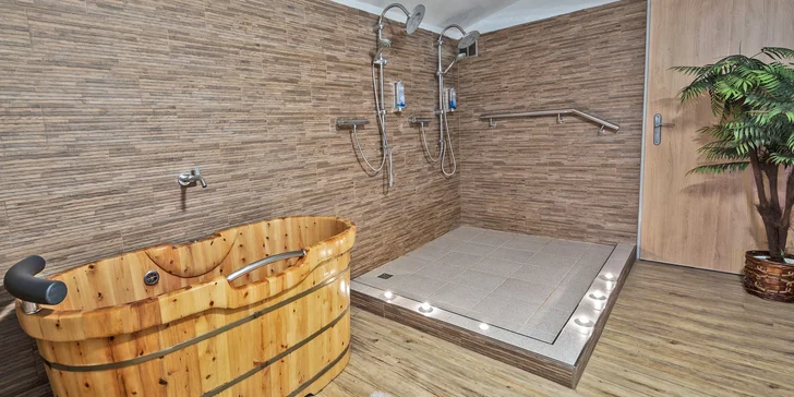 Romantika v privátním wellness se saunou, vířivkami a lahví vína pro dva
