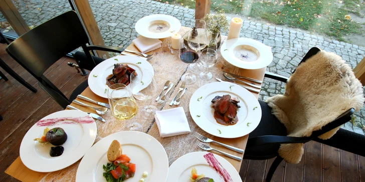 4chodové menu v krásné restauraci: telecí medailonky či steak flambovaný před vašimi zraky
