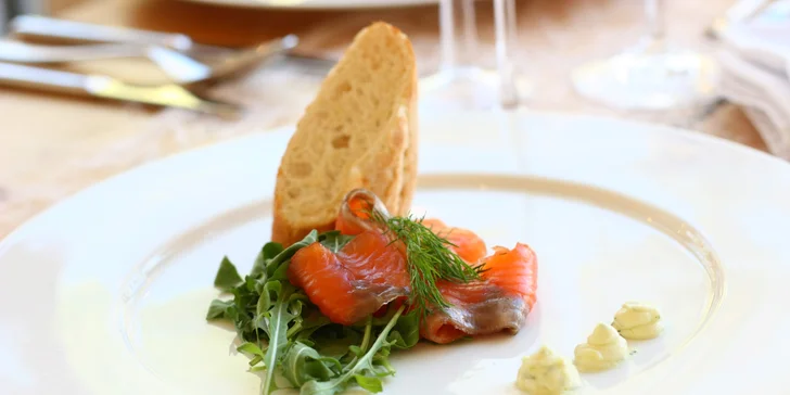 4chodové menu v krásné restauraci: telecí medailonky či steak flambovaný před vašimi zraky