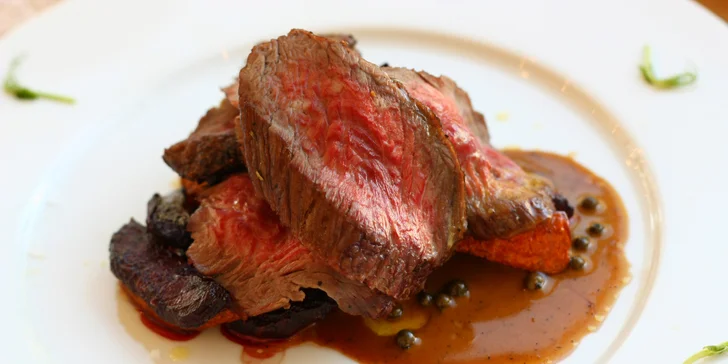 4chodové menu v krásné restauraci: telecí medailonky či steak flambovaný před vašimi zraky