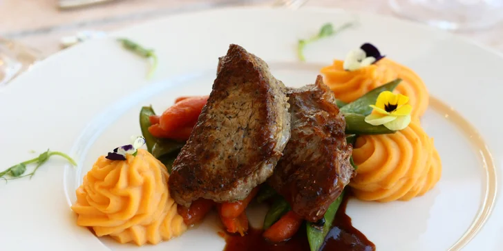 4chodové menu v krásné restauraci: telecí medailonky či steak flambovaný před vašimi zraky