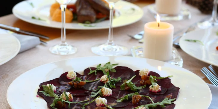 4chodové menu v krásné restauraci: telecí medailonky či steak flambovaný před vašimi zraky