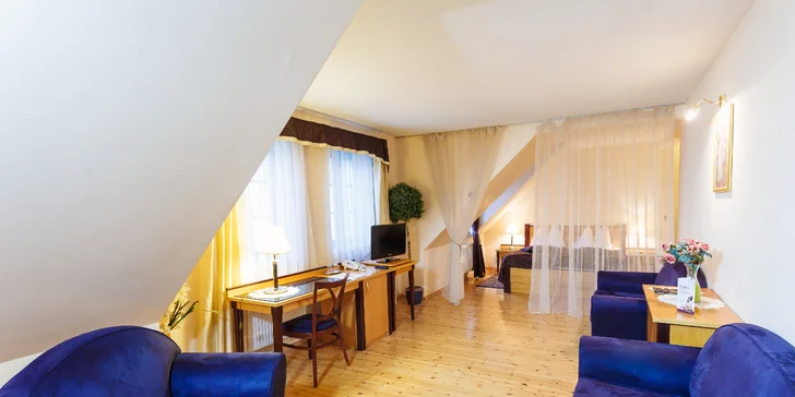 Odpočinek blízko Vřídelní kolonády: 3* hotel se snídaní a třeba i pivní koupelí