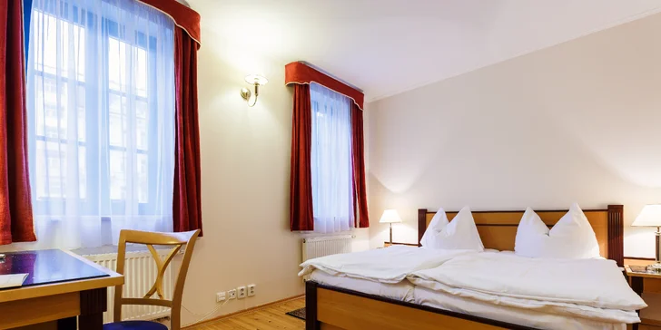 Odpočinek blízko Vřídelní kolonády: 3* hotel se snídaní a třeba i pivní koupelí