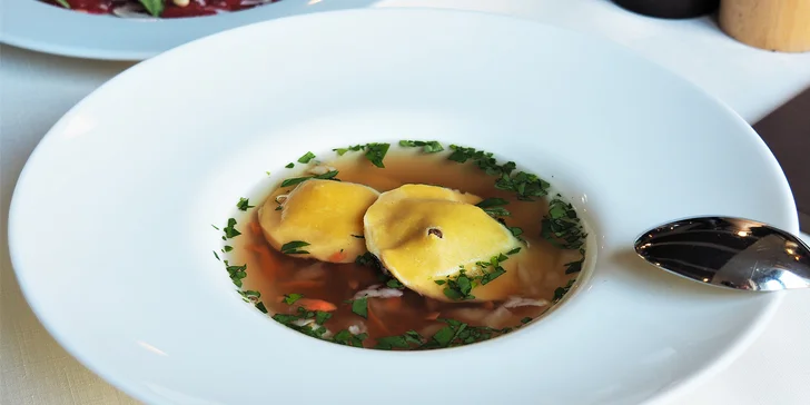 5chodové menu pro 1 nebo 2 osoby: carpaccio z hovězí svíčkové, vývar, telecí líčka, candát i sachr