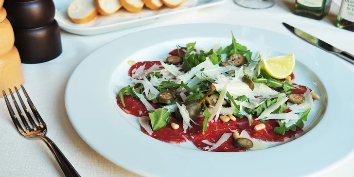 5chodové menu pro 1 nebo 2 osoby: carpaccio z hovězí svíčkové, vývar, telecí líčka, candát i sachr