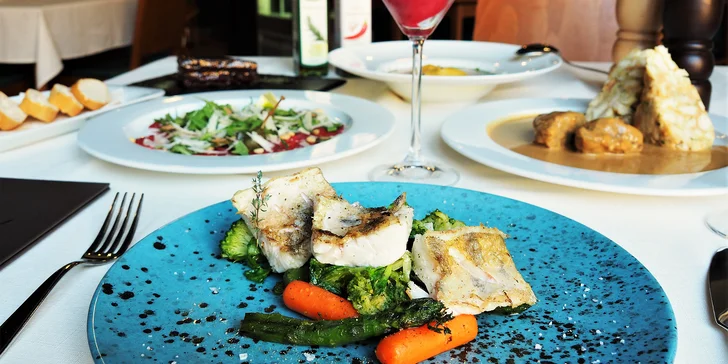 5chodové menu pro 1 nebo 2 osoby: carpaccio z hovězí svíčkové, vývar, telecí líčka, candát i sachr