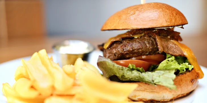 Hovězí burger, hranolky a pivo v restauraci T-Anker s výhledem na Prahu