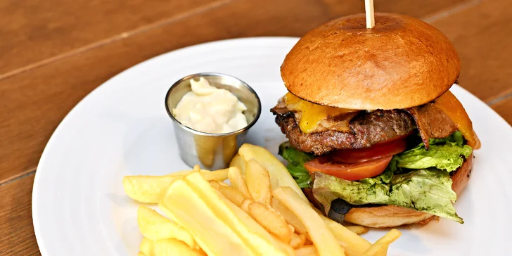 Hovězí burger, hranolky a pivo v restauraci T-Anker s výhledem na Prahu