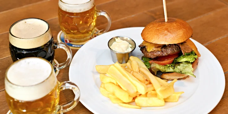 Hovězí burger, hranolky a pivo v restauraci T-Anker s výhledem na Prahu