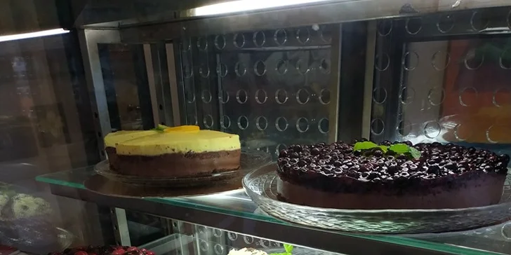 Dort a horký nápoj k tomu dle výběru pro 2 osoby