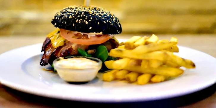 Burger podle výběru z 11 druhů pro 1 i 2 osoby: hovězí, kuřecí i vege