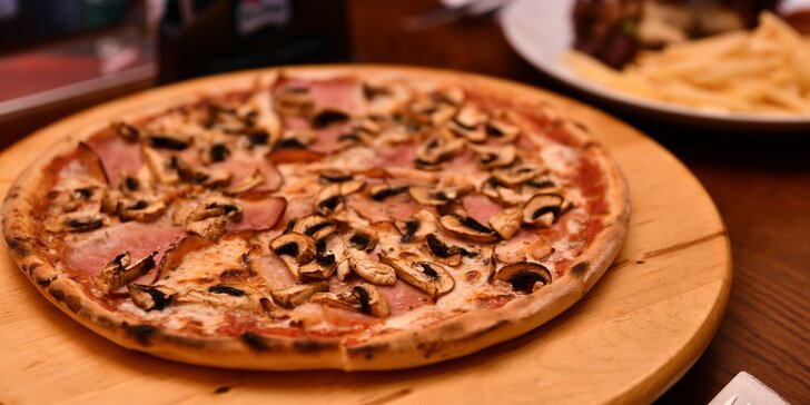 Pizza dle výběru z 12 druhů: šunková, sýrová, kuřecí, olivová i špenátová