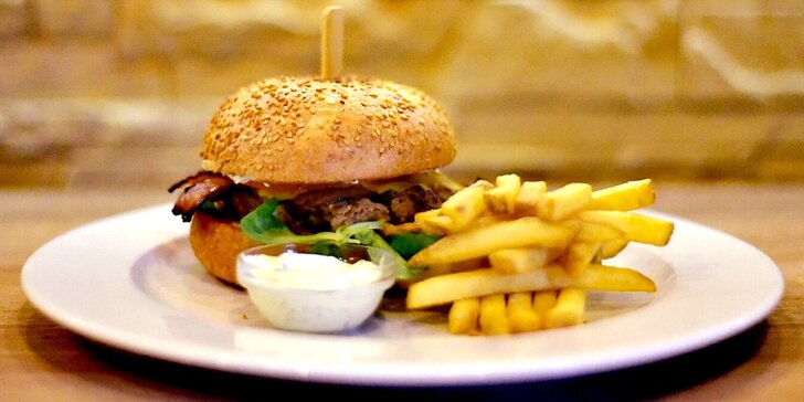 Burger podle výběru z 11 druhů pro 1 i 2 osoby: hovězí, kuřecí i vege