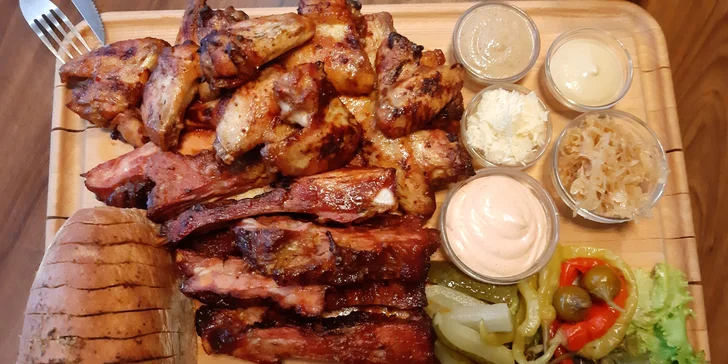 Pořádná nálož vepřových žebírek a kuřecích křidýlek v medové chilli marinádě