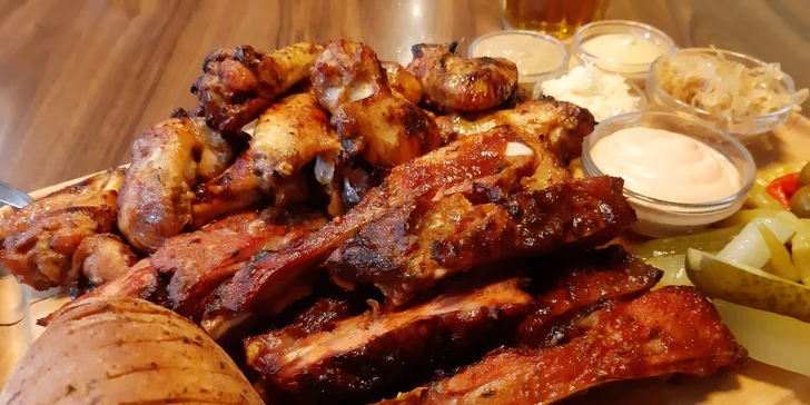 Pořádná nálož vepřových žebírek a kuřecích křidýlek v medové chilli marinádě