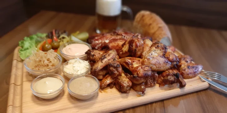 Pořádná nálož vepřových žebírek a kuřecích křidýlek v medové chilli marinádě