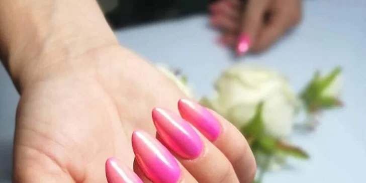 Péče o nohy a ruce: Úprava nehtů s aplikací gel laku nebo gelové modeláže