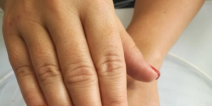 Péče o nohy a ruce: Úprava nehtů s aplikací gel laku nebo gelové modeláže