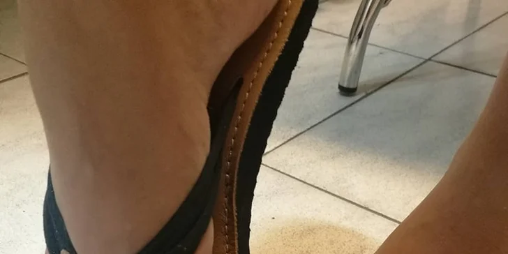 Péče o nohy a ruce: Úprava nehtů s aplikací gel laku nebo gelové modeláže