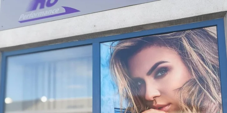 Péče o nohy a ruce: Úprava nehtů s aplikací gel laku nebo gelové modeláže