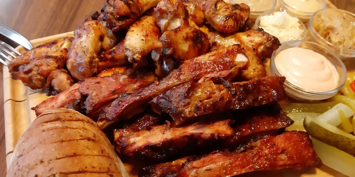Pořádná nálož vepřových žebírek a kuřecích křidýlek v medové chilli marinádě
