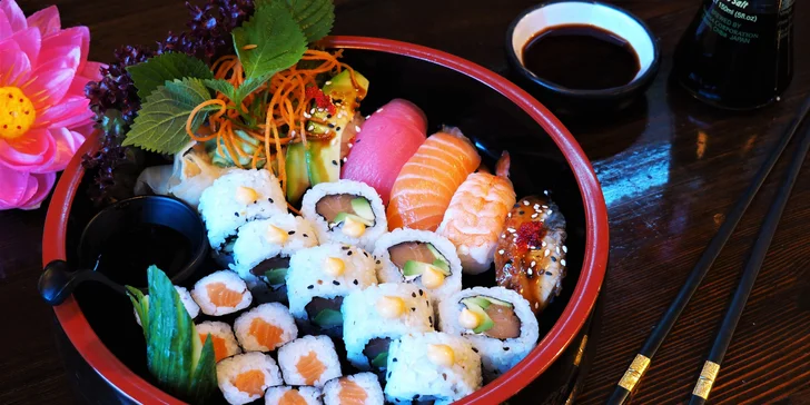 Set 21 kousků sushi: s avokádem, tuňákem i sýrem