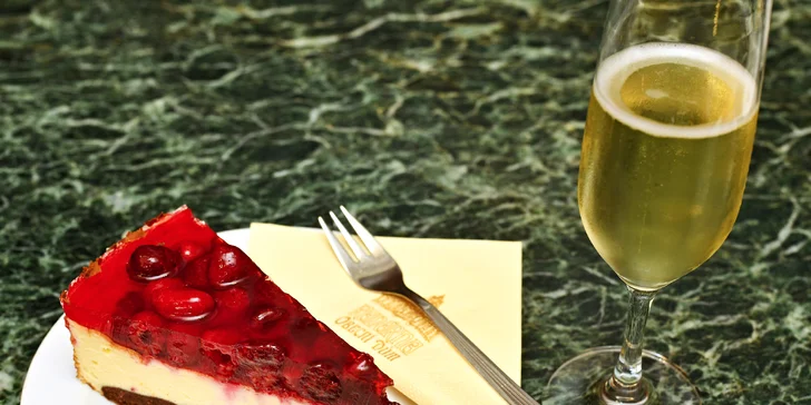 Káva, dort i sekt pro 2 osoby v nádherné secesní kavárně v Obecním domě
