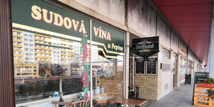 Ve dvou do vinotéky: litr vínka a k němu nakládaný hermelín a utopenec