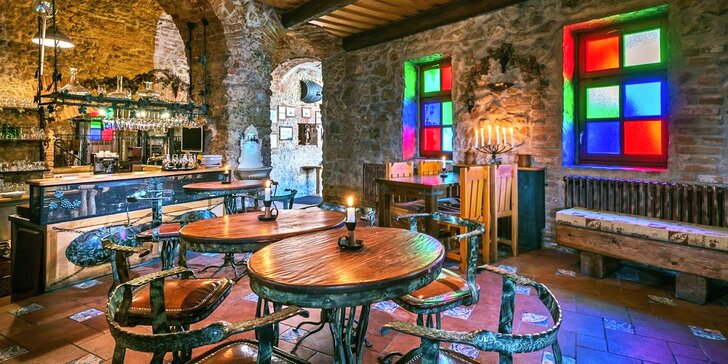 Romantický relax v historické budově: polopenze, privátní relax i lahev vína