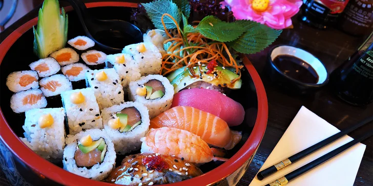 Set 21 kousků sushi: s avokádem, tuňákem i sýrem