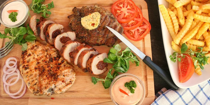 Masový mix grill s hranolky podávaný na prkně a možnosti i hodiny bowlingu k tomu