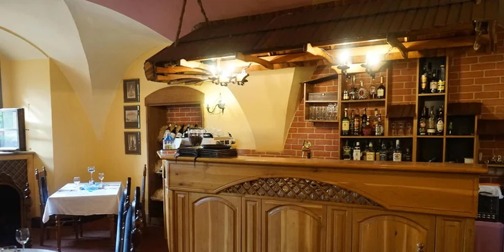 Předkrm a medailonky z vepřové panenky nebo pštrosí steak s hříbkovou omáčkou pro dva