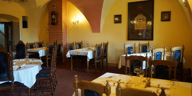 Předkrm a medailonky z vepřové panenky nebo pštrosí steak s hříbkovou omáčkou pro dva