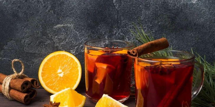 Horký nápoj podle výběru: kořeněný chai latte, čokoláda, kašmírský čaj, svařák i espresso