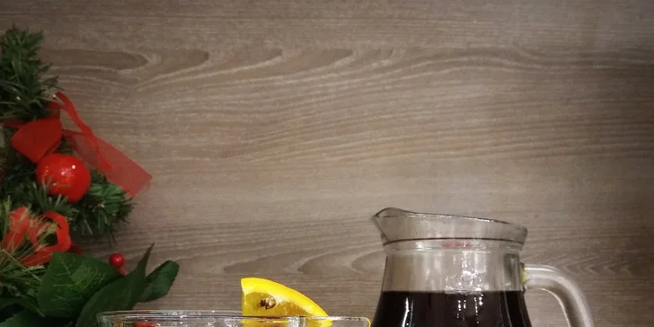 Horký nápoj podle výběru: kořeněný chai latte, čokoláda, kašmírský čaj, svařák i espresso